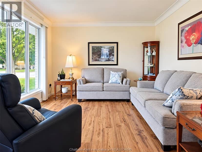 84 Holland AVENUE — photo 13 of 40