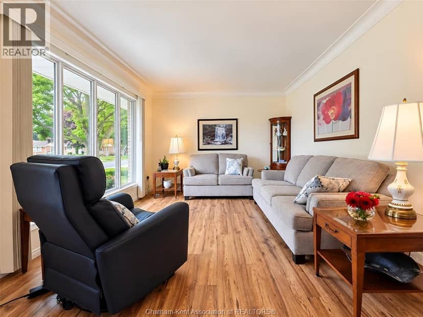 84 Holland AVENUE — photo 15 of 40