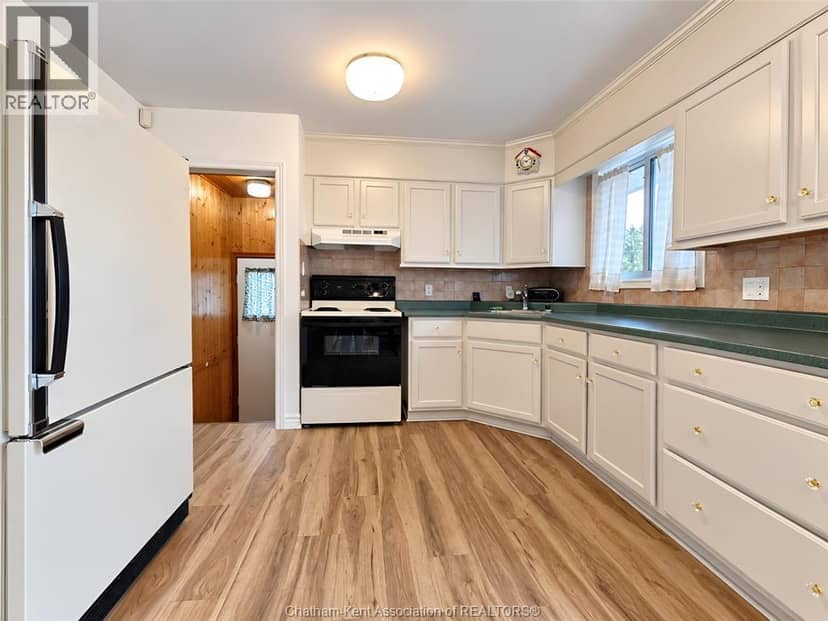 84 Holland AVENUE — photo 18 of 40