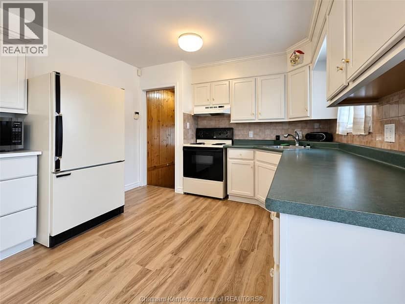 84 Holland AVENUE — photo 20 of 40