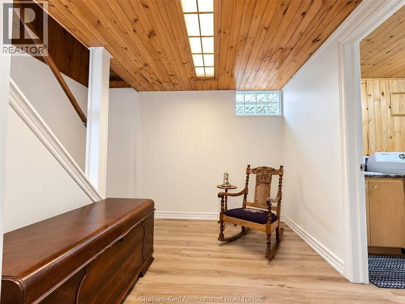 84 Holland AVENUE — photo 32 of 40