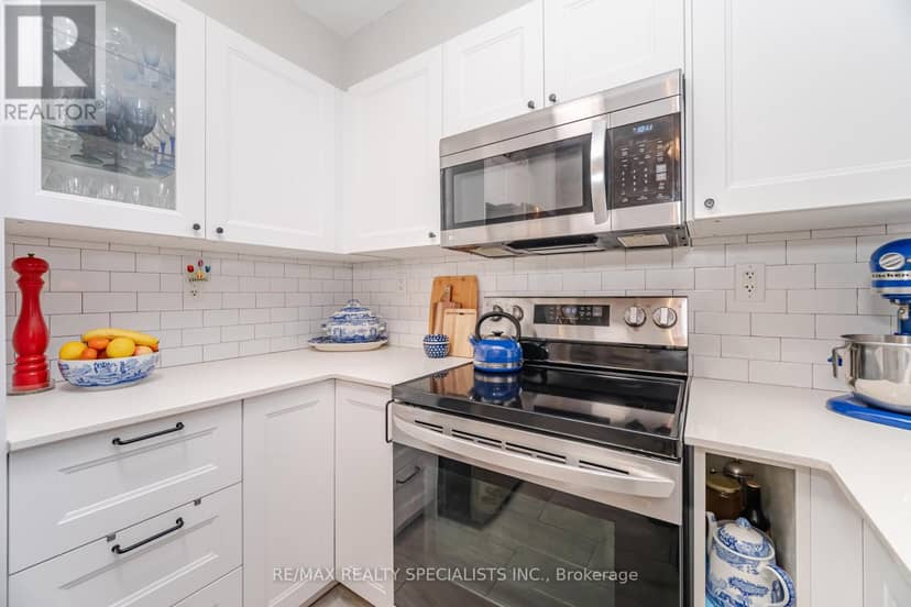 1005 - 5 Michael Power Place — photo 11 of 28