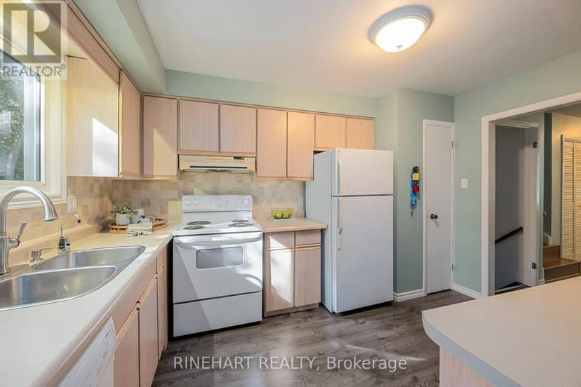 140 Paperbirch Crescent — photo 10 of 37
