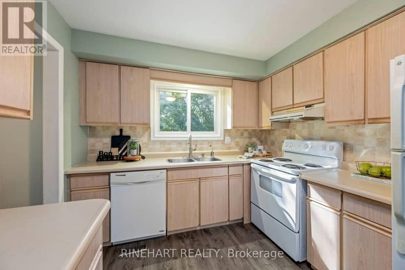 140 Paperbirch Crescent — photo 12 of 37