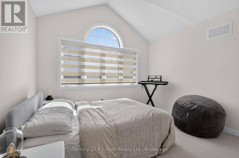 543 Hudson Crescent — photo 23 of 38