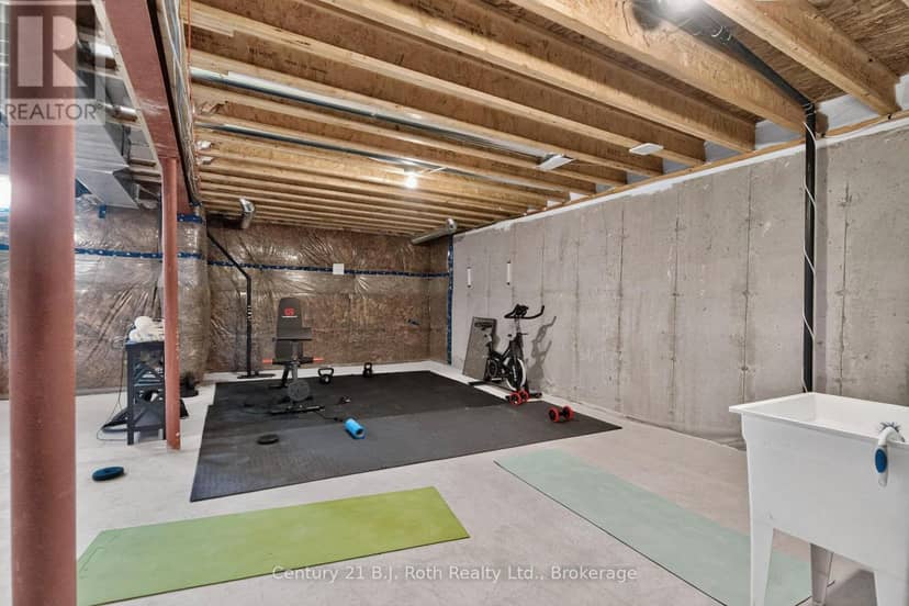 543 Hudson Crescent — photo 32 of 38