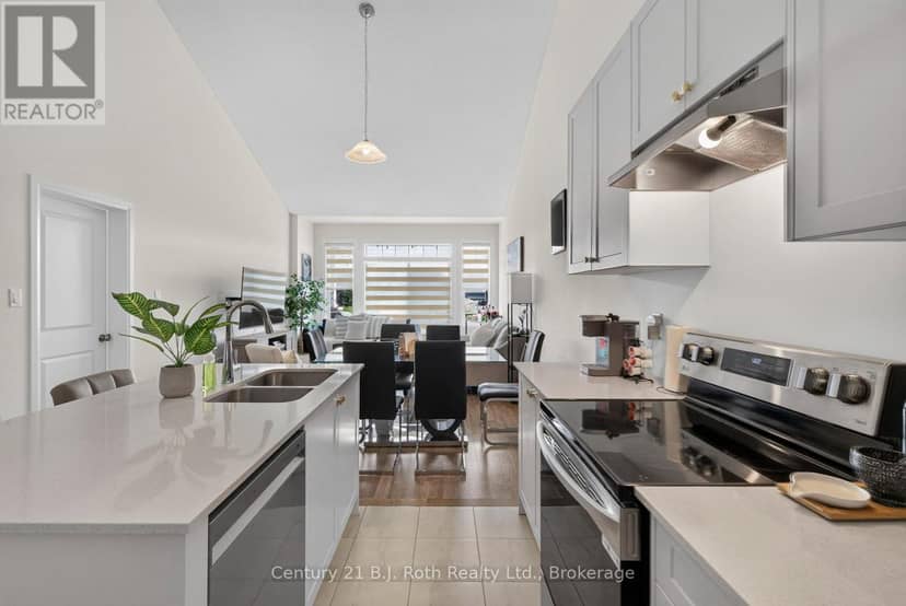 543 Hudson Crescent — photo 8 of 38