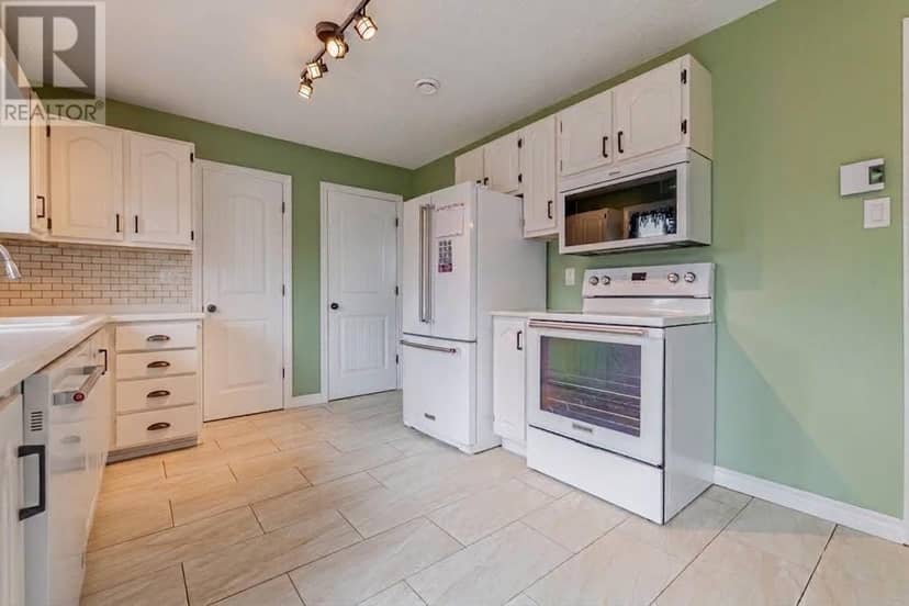 33 Ursula Crescent — photo 10 of 36