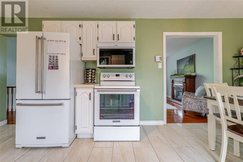 33 Ursula Crescent — photo 11 of 36