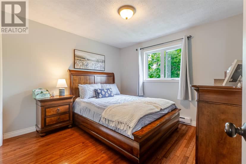 33 Ursula Crescent — photo 14 of 36
