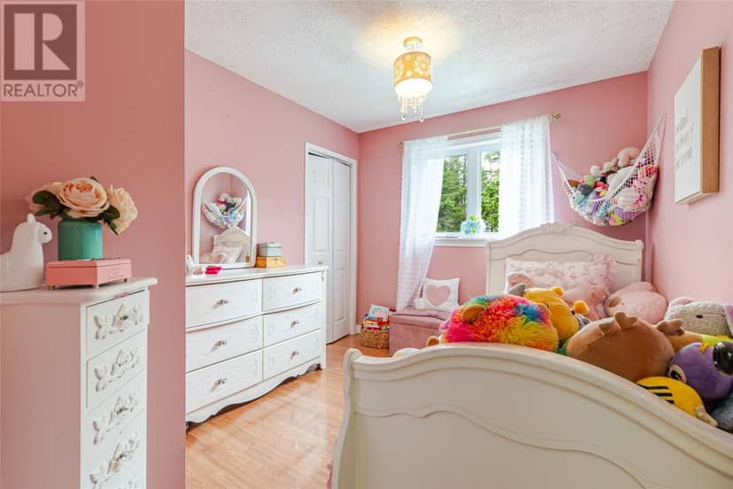 33 Ursula Crescent — photo 16 of 36