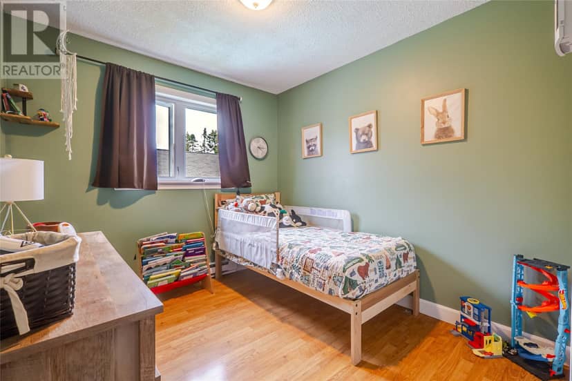 33 Ursula Crescent — photo 17 of 36
