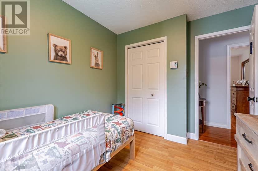 33 Ursula Crescent — photo 18 of 36