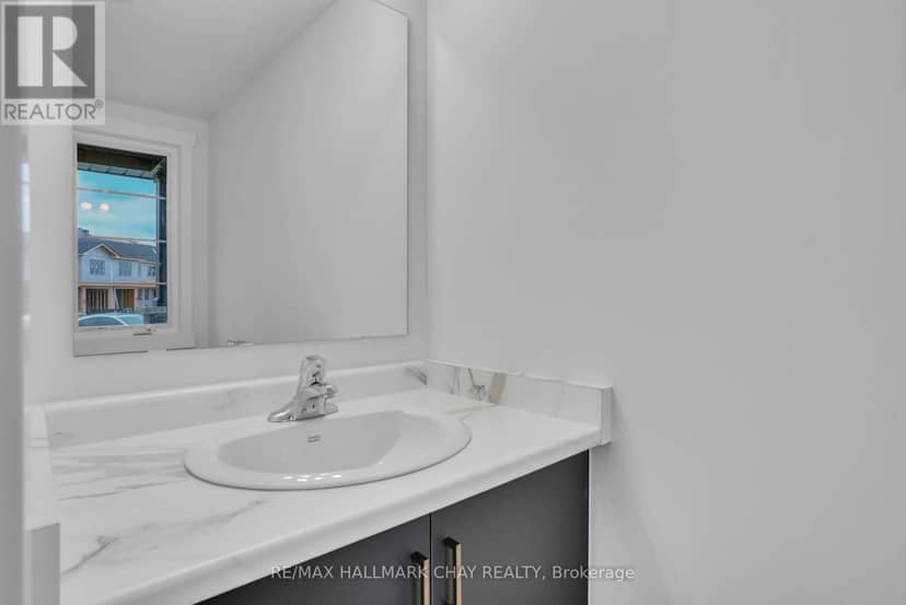 35 Strath Crescent — photo 11 of 25