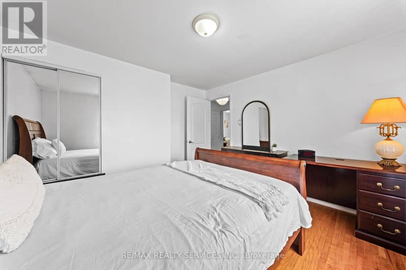 34 Cathcart Crescent — photo 32 of 40
