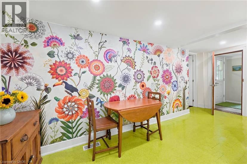 361 DUNDAS Street E — photo 15 of 40