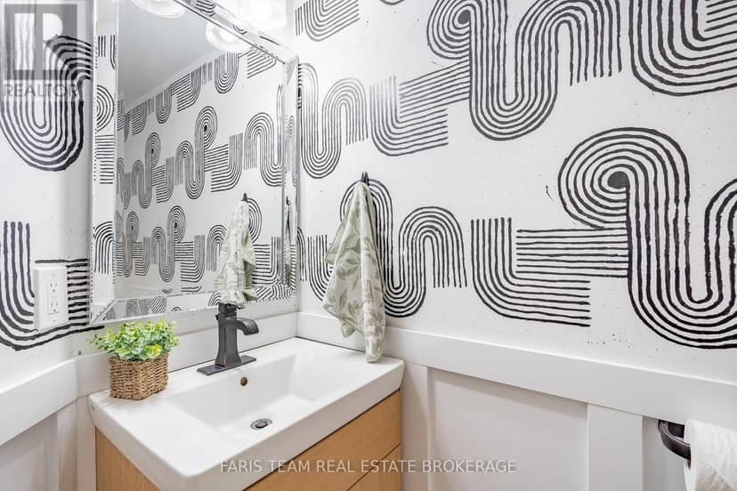 1011 - 150 Dunlop Street E — photo 20 of 40