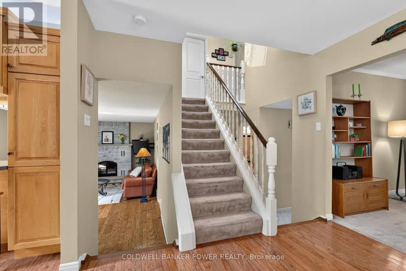 27 Concord Crescent — photo 15 of 40