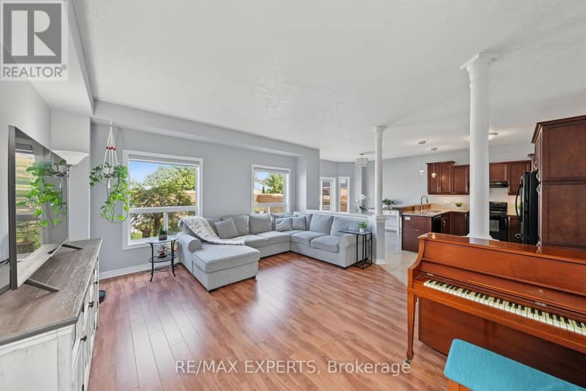 18 Arnold Crescent — photo 15 of 39