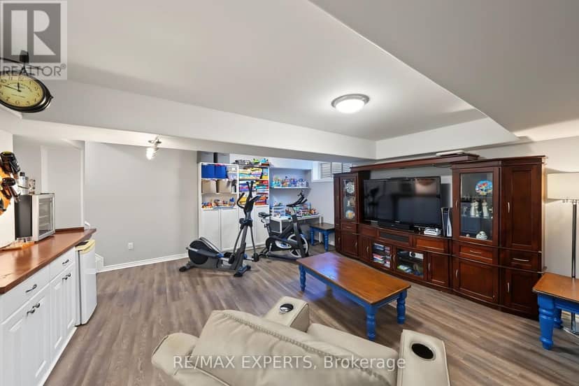 18 Arnold Crescent — photo 30 of 39