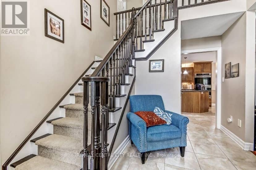 3910 Stacey Crescent — photo 4 of 27