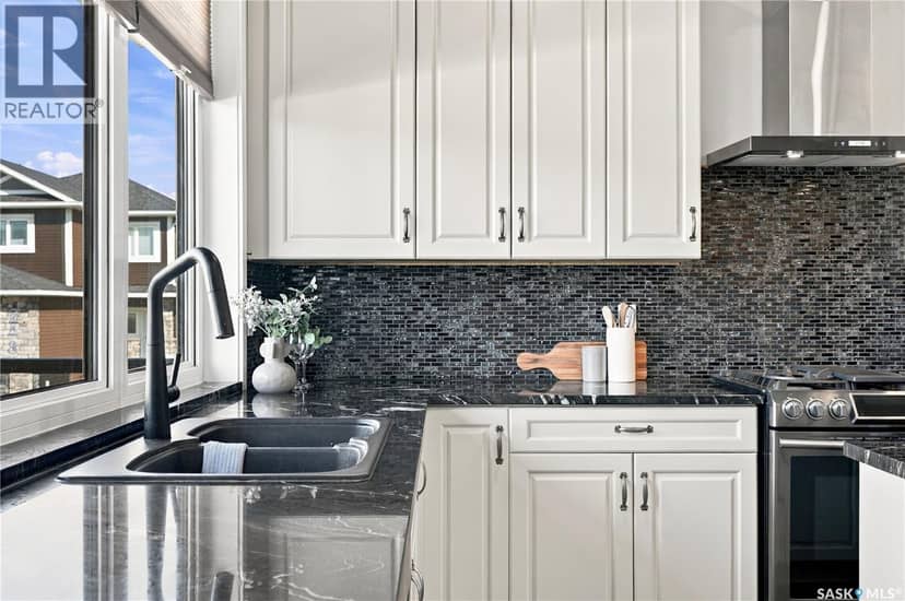 225 Cowan CRESCENT — photo 18 of 40