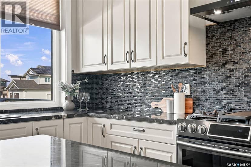 225 Cowan CRESCENT — photo 21 of 40