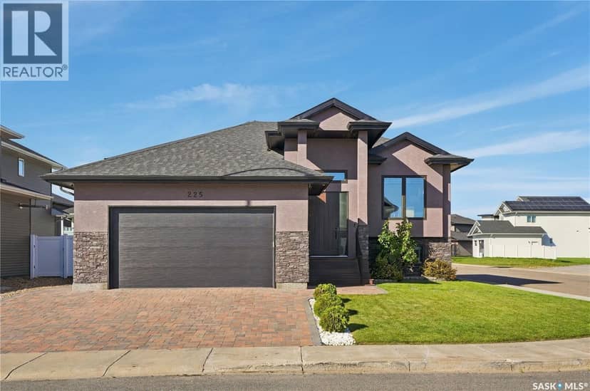 225 Cowan CRESCENT — photo 3 of 40
