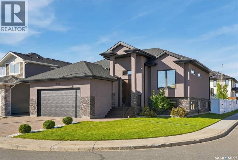 225 Cowan CRESCENT — photo 4 of 40