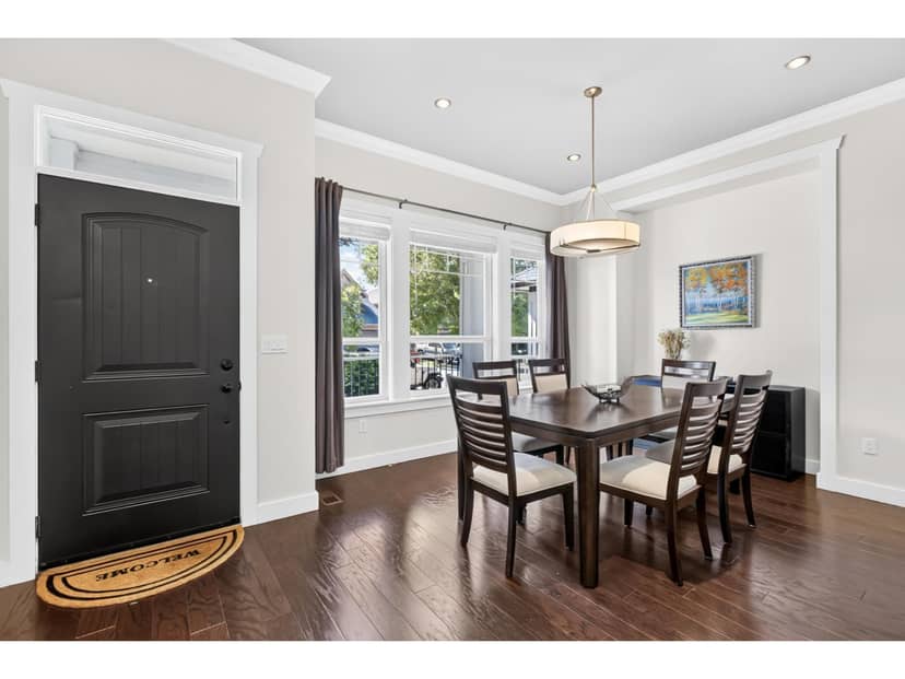 8266 211 STREET, Langley, photo 2