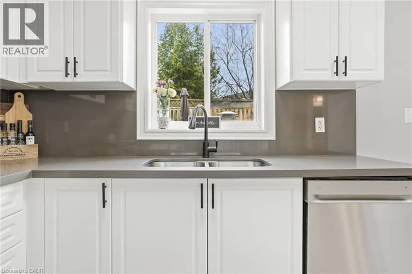 14 KENYON Crescent — photo 12 of 40