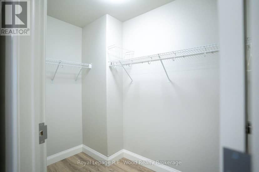 202 - 8 Centre Street — photo 14 of 40