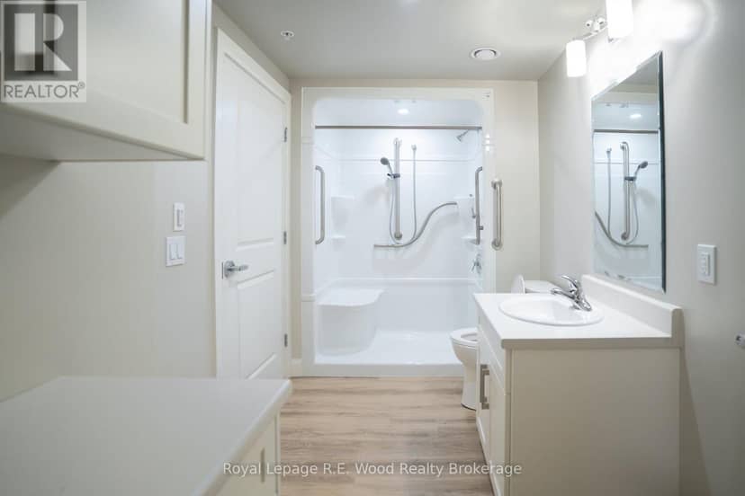 202 - 8 Centre Street — photo 16 of 40
