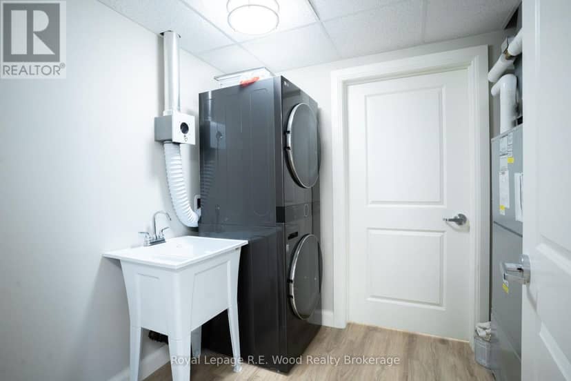 202 - 8 Centre Street — photo 17 of 40