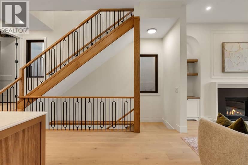 2424 31 Street SW — photo 18 of 33