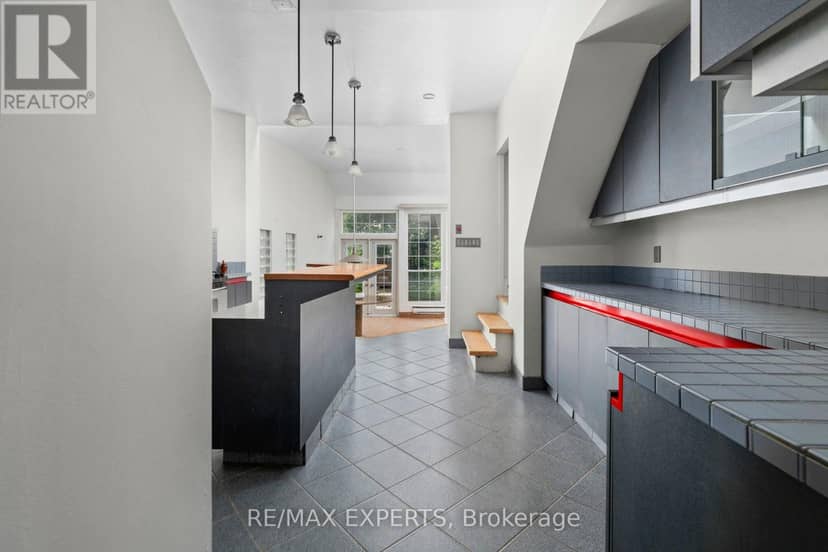 382 Bathurst Street — photo 11 of 33