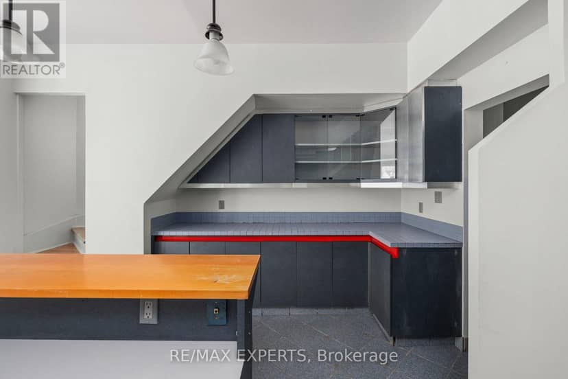 382 Bathurst Street — photo 13 of 33