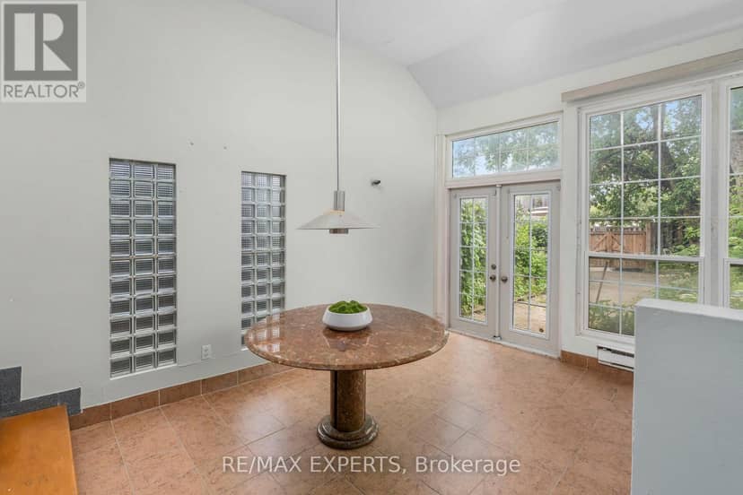 382 Bathurst Street — photo 14 of 33