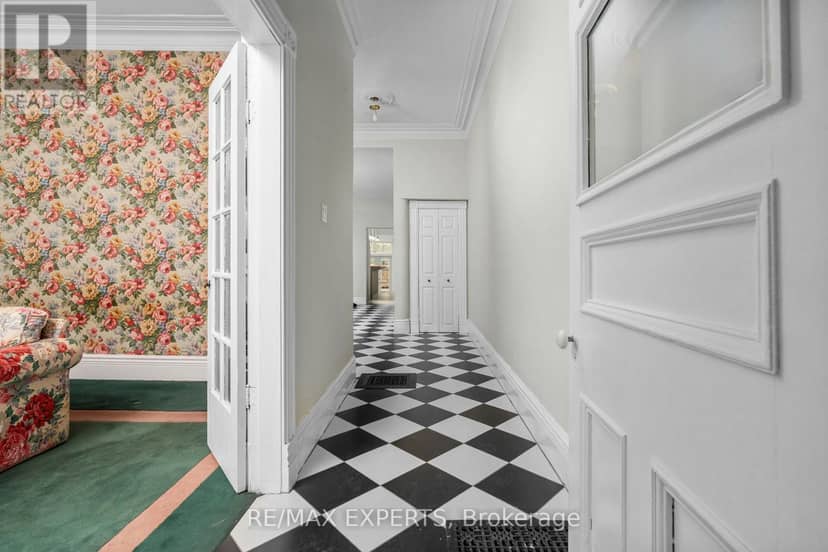 382 Bathurst Street — photo 4 of 33