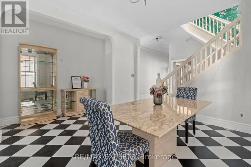 382 Bathurst Street — photo 9 of 33