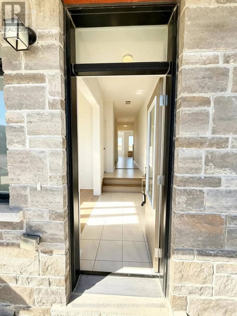 163 Fenchurch Manor — photo 2 of 36