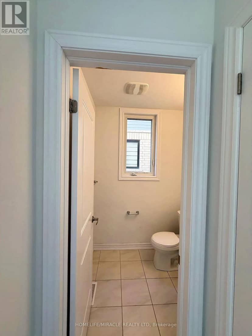 163 Fenchurch Manor — photo 8 of 36