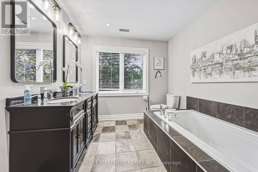 581 Holly Hill Crescent — photo 15 of 40