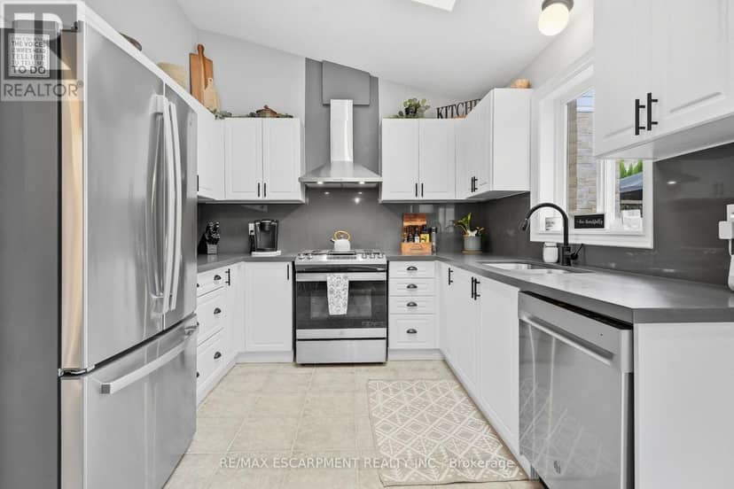 14 Kenyon Crescent — photo 9 of 40