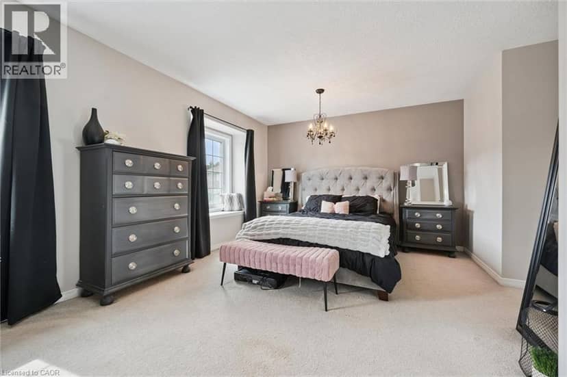 915 ZELLER Crescent — photo 21 of 40