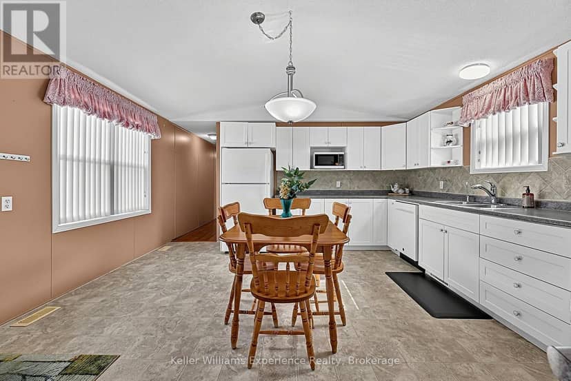 4052 Ash Crescent — photo 9 of 31