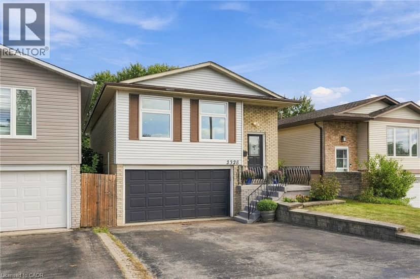 2328 MALCOLM Crescent — photo 2 of 40