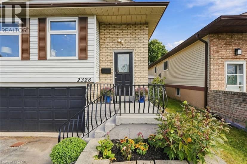 2328 MALCOLM Crescent — photo 4 of 40