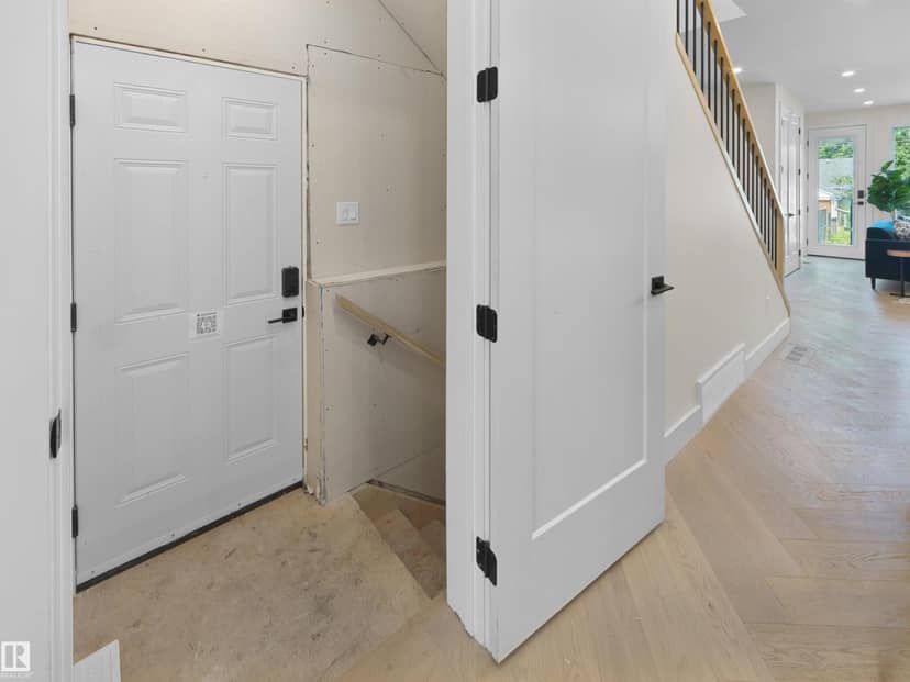 8136 77 AV NW — photo 29 of 34