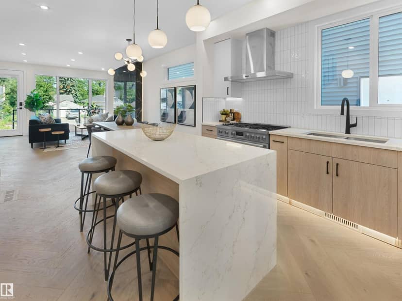 8136 77 AV NW — photo 9 of 34